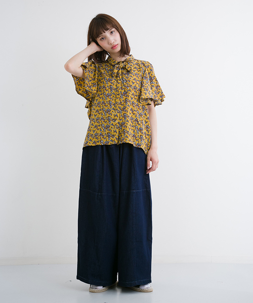MERLOT（メルロー）の「リボンタイ付きフラワー柄シャツ1101（シャツ/ブラウス・レディース・ブルー/イエロー/ブラック・FREE）」の8枚目の写真
