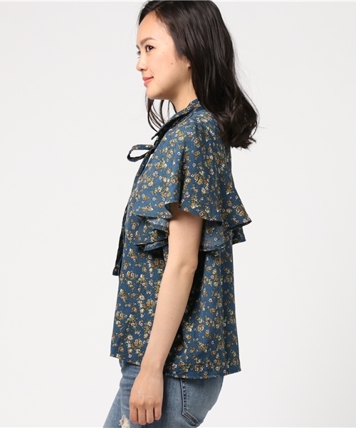 MERLOT（メルロー）の「リボンタイ付きフラワー柄シャツ1101（シャツ/ブラウス・レディース・ブルー/イエロー/ブラック・FREE）」の13枚目の写真
