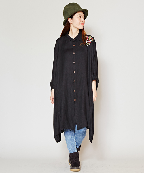 チャイハネ（チャイハネ）の「【チャイハネ】フォークロア刺繍ロングシャツワンピース（シャツワンピース・レディース・ホワイト/レッド/ブラック/ターコイズブルー・FREE）」の3枚目の写真