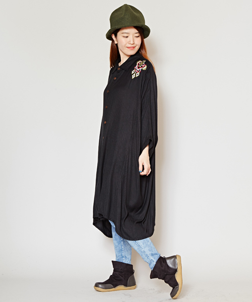 チャイハネ（チャイハネ）の「【チャイハネ】フォークロア刺繍ロングシャツワンピース（シャツワンピース・レディース・ホワイト/レッド/ブラック/ターコイズブルー・FREE）」の18枚目の写真