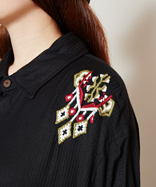 チャイハネ（チャイハネ）の「【チャイハネ】フォークロア刺繍ロングシャツワンピース（シャツワンピース・レディース・ホワイト/レッド/ブラック/ターコイズブルー・FREE）」の19枚目の写真