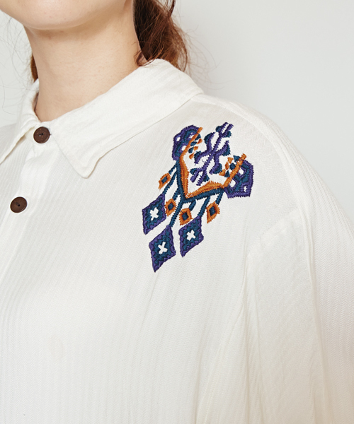 チャイハネ（チャイハネ）の「【チャイハネ】フォークロア刺繍ロングシャツワンピース（シャツワンピース・レディース・ホワイト/レッド/ブラック/ターコイズブルー・FREE）」の14枚目の写真