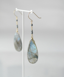 anq.（アンク）の「「anq.」K18/K14GF・ドロップカットピアス(エメラルド・ラブラドライト)（ピアス（両耳用）・レディース）」