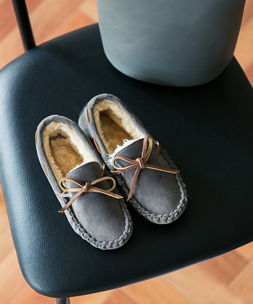 mooimooi（モーイモーイ）の「ふわっふわ フェイクファー リボン デザイン キッズモカシン（モカシン/デッキシューズ・キッズ・ネイビー/ブラック/チャコールグレー/インディゴブルー/グレー/ダークブラウン/キャメル/レッド/レオパード・21cm/17cm/18cm/20cm/19cm/16cm）」の3枚目の写真