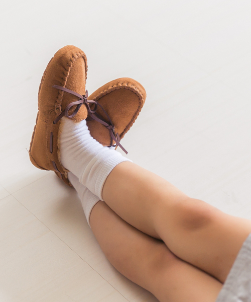 mooimooi（モーイモーイ）の「ふわっふわ フェイクファー リボン デザイン キッズモカシン（モカシン/デッキシューズ・キッズ・ネイビー/ブラック/チャコールグレー/インディゴブルー/グレー/ダークブラウン/キャメル/レッド/レオパード・21cm/17cm/18cm/20cm/19cm/16cm）」の12枚目の写真