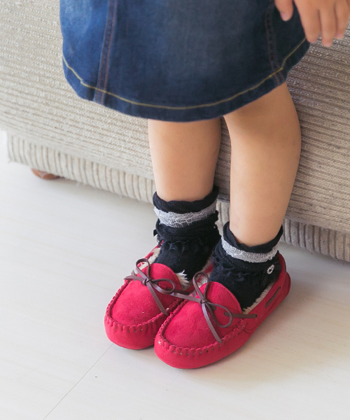 mooimooi（モーイモーイ）の「ふわっふわ フェイクファー リボン デザイン キッズモカシン（モカシン/デッキシューズ・キッズ・ネイビー/ブラック/チャコールグレー/インディゴブルー/グレー/ダークブラウン/キャメル/レッド/レオパード・21cm/17cm/18cm/20cm/19cm/16cm）」の13枚目の写真