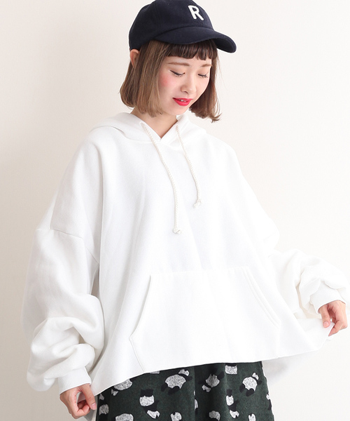 MERLOT（メルロー）の「ビッグシルエットカットオフ裾パーカー1277（パーカー・レディース・ブラック/パープル/オレンジ/オフホワイト/グリーン/イエロー/チェリーピンク・FREE）」の2枚目の写真