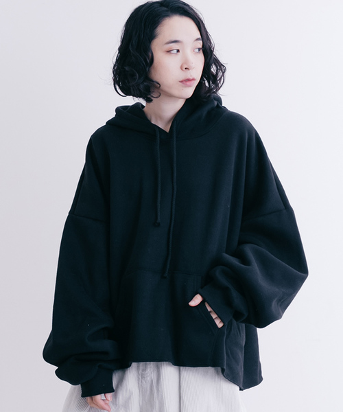 MERLOT（メルロー）の「ビッグシルエットカットオフ裾パーカー1277（パーカー・レディース・ブラック/パープル/オレンジ/オフホワイト/グリーン/イエロー/チェリーピンク・FREE）」の3枚目の写真