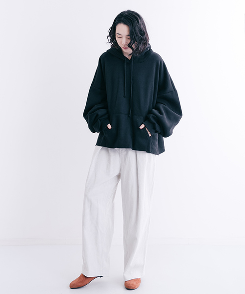 MERLOT（メルロー）の「ビッグシルエットカットオフ裾パーカー1277（パーカー・レディース・ブラック/パープル/オレンジ/オフホワイト/グリーン/イエロー/チェリーピンク・FREE）」の9枚目の写真