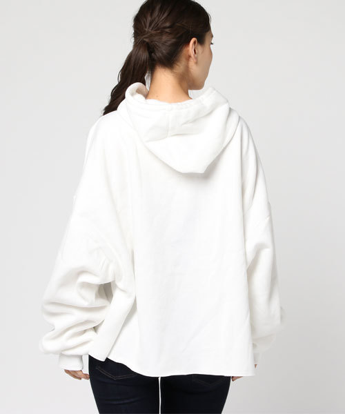 MERLOT（メルロー）の「ビッグシルエットカットオフ裾パーカー1277（パーカー・レディース・ブラック/パープル/オレンジ/オフホワイト/グリーン/イエロー/チェリーピンク・FREE）」の12枚目の写真