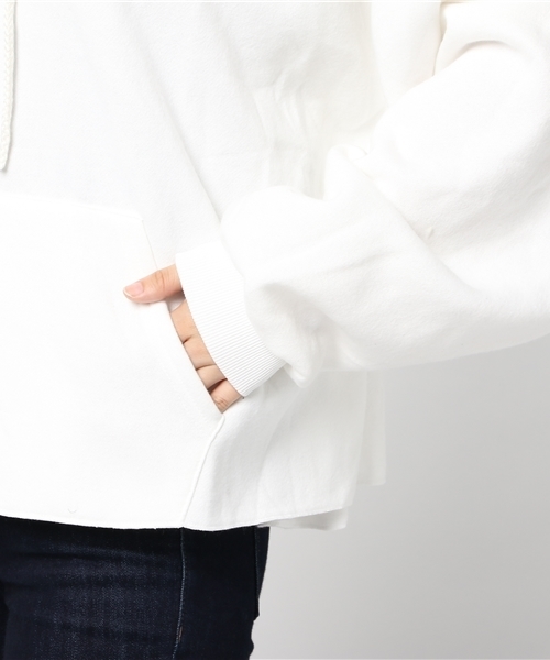 MERLOT（メルロー）の「ビッグシルエットカットオフ裾パーカー1277（パーカー・レディース・ブラック/パープル/オレンジ/オフホワイト/グリーン/イエロー/チェリーピンク・FREE）」の10枚目の写真