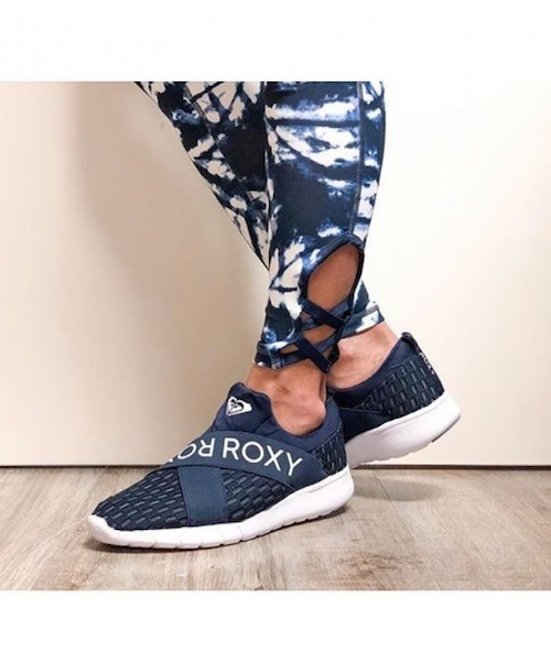 ROXY（ロキシー）の「MAKANI/ロキシー スニーカー ゴムバンド フィットネス ジム ヨガ ランニング（スニーカー・レディース・ホワイト/ブラック/ネイビー・25cm/24.5cm/24cm/23.5cm/23cm）」の3枚目の写真
