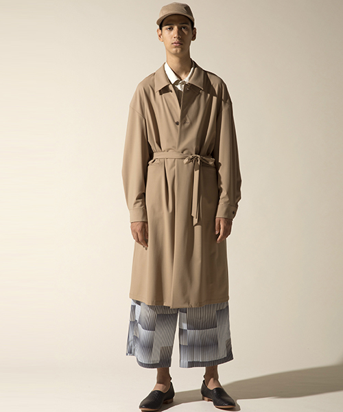 ETHOSENS（エトセンス）の「【ETHOSENS】ロングステンカラーコート（ステンカラーコート・メンズ・ブラック/ベージュ・1/2）」の3枚目の写真