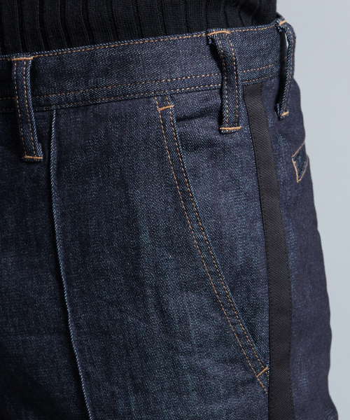 5351 POUR LES HOMMES(ゴーサンゴーイチプールオム)の「側章スリムテーパードスラックスデニム(デニムパンツ・メンズ・インディゴブルー/ブラック・44/46/48)」の8枚目の写真