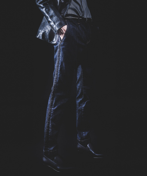 5351 POUR LES HOMMES(ゴーサンゴーイチプールオム)の「側章スリムテーパードスラックスデニム(デニムパンツ・メンズ・インディゴブルー/ブラック・44/46/48)」の15枚目の写真