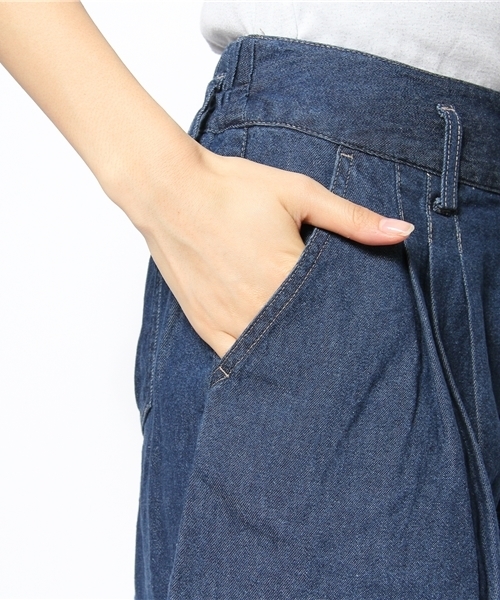 one after another NICE CLAUP(ワンアフターアナザーナイスクラップ)の「【ナイスクラップ】タックショートパンツ(その他パンツ・レディース・ブルー/ケミカルウォッシュ/オフホワイト・FREE)」の5枚目の写真