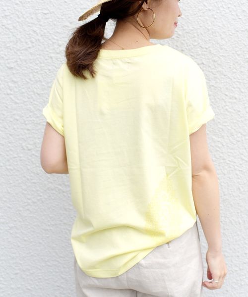 SHIPS(シップス)の「オーガニックロゴTEE(Tシャツ/カットソー・レディース・ベージュ/ホワイト/イエロー/ダークグレー・ONE SIZE)」の1枚目の写真