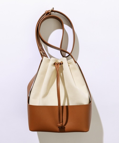 natural couture（ナチュラルクチュール）の「バイカラー巾着バッグ（ショルダーバッグ・レディース・ブラック/カーキ/アイボリー・FREE）」の2枚目の写真