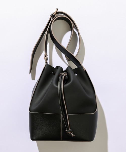 natural couture（ナチュラルクチュール）の「バイカラー巾着バッグ（ショルダーバッグ・レディース・ブラック/カーキ/アイボリー・FREE）」の3枚目の写真