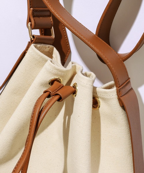 natural couture（ナチュラルクチュール）の「バイカラー巾着バッグ（ショルダーバッグ・レディース・ブラック/カーキ/アイボリー・FREE）」の6枚目の写真