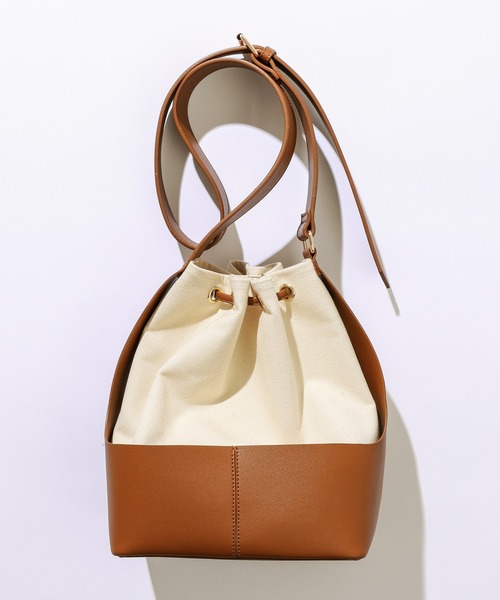 natural couture（ナチュラルクチュール）の「バイカラー巾着バッグ（ショルダーバッグ・レディース・ブラック/カーキ/アイボリー・FREE）」の4枚目の写真