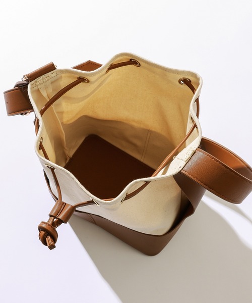 natural couture（ナチュラルクチュール）の「バイカラー巾着バッグ（ショルダーバッグ・レディース・ブラック/カーキ/アイボリー・FREE）」の8枚目の写真