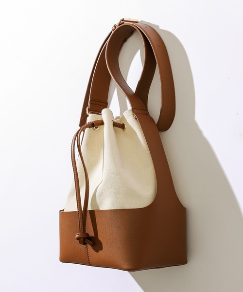 natural couture（ナチュラルクチュール）の「バイカラー巾着バッグ（ショルダーバッグ・レディース・ブラック/カーキ/アイボリー・FREE）」の5枚目の写真