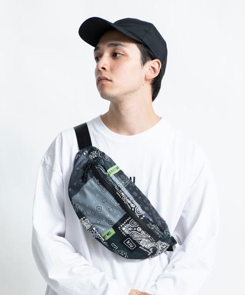 KiU（キウ）の「ウォータープルーフボディバッグ（ボディバッグ/ウエストポーチ・メンズ・カラフル/ホワイト系その他/ブルー系その他/グレー系その他/ベージュ系その他・FREE）」の3枚目の写真