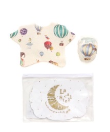 LaStella（ラステラ）の「気球柄スタイ&ラトルSET（スタイ/よだれかけ・キッズ）」
