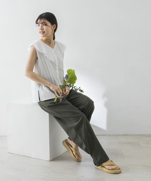 URBAN RESEARCH（アーバンリサーチ）の「フリルカラーノースリーブブラウス（シャツ/ブラウス・レディース・オフホワイト/ブラック/カーキ・FREE）」の6枚目の写真