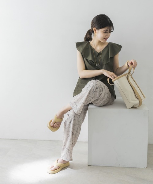 URBAN RESEARCH（アーバンリサーチ）の「フリルカラーノースリーブブラウス（シャツ/ブラウス・レディース・オフホワイト/ブラック/カーキ・FREE）」の17枚目の写真