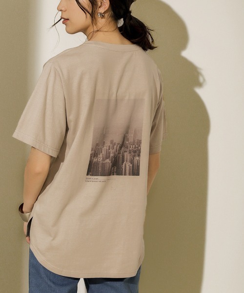 Bou Jeloud（ブージュルード）の「オーガニックコットン◆ＢＡＣＫフォトプリントＴシャツ（Tシャツ/カットソー・レディース・ベージュ/カーキ/ホワイト系その他・FREE）」の2枚目の写真