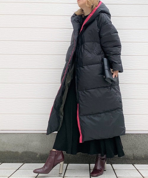 Q（キュー）の「フーディーロングダウン（ダウンジャケット/コート・レディース・グレイッシュベージュ/ブラック・MEDIUM）」の2枚目の写真