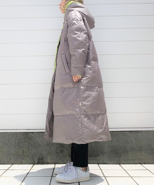 Q（キュー）の「フーディーロングダウン（ダウンジャケット/コート・レディース・グレイッシュベージュ/ブラック・MEDIUM）」の10枚目の写真