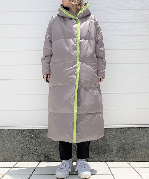 Q（キュー）の「フーディーロングダウン（ダウンジャケット/コート・レディース・グレイッシュベージュ/ブラック・MEDIUM）」の9枚目の写真