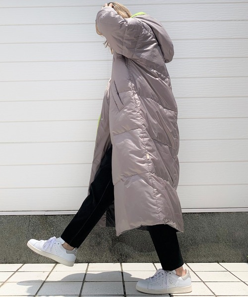 Q（キュー）の「フーディーロングダウン（ダウンジャケット/コート・レディース・グレイッシュベージュ/ブラック・MEDIUM）」の18枚目の写真