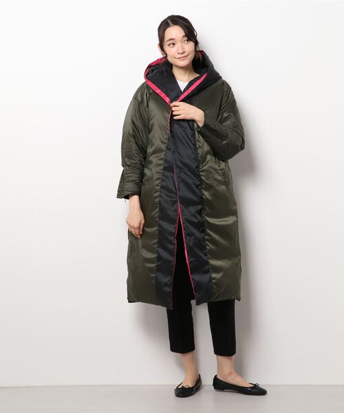 Q（キュー）の「フーディーロングダウン（ダウンジャケット/コート・レディース・グレイッシュベージュ/ブラック・MEDIUM）」の4枚目の写真