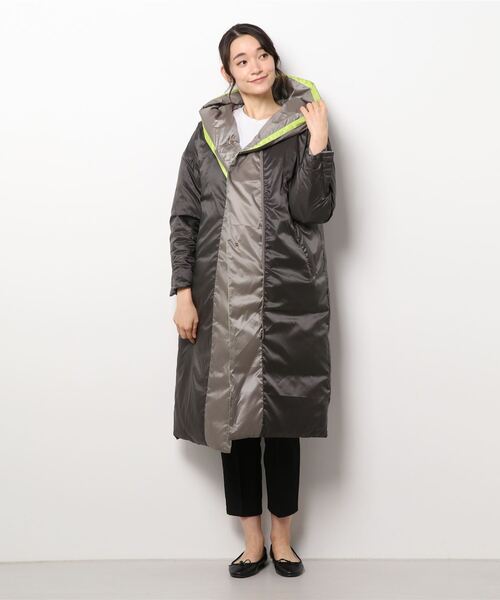 Q（キュー）の「フーディーロングダウン（ダウンジャケット/コート・レディース・グレイッシュベージュ/ブラック・MEDIUM）」の3枚目の写真