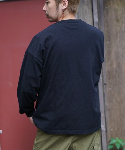 AVIREX（アヴィレックス）の「【直営店限定】カレッジ ロゴ 長袖 Tシャツ/COLLEGE LOGO LS T-SHIRT/アヴィレックス/AVIREX（Tシャツ/カットソー・メンズ・ホワイト/ブラック・MEDIUM/LARGE/X-LARGE/XX-LARGE）」の4枚目の写真