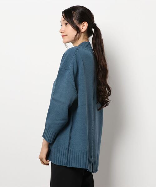 BELLUNA（ベルーナ）の「バックスリットデザインニットプルオーバー（ニット/セーター・レディース・ネイビー/イエロー/ブルー/モカ・MEDIUM/LARGE/X-LARGE）」の8枚目の写真