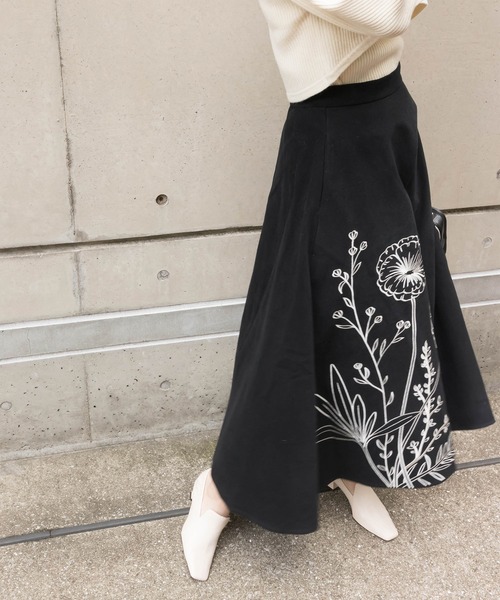 RANDA(ランダ)の「オリジナルフラワー刺繍スカート(スカート・レディース・ブラック/カーキ/ブルー・1/0)」の2枚目の写真