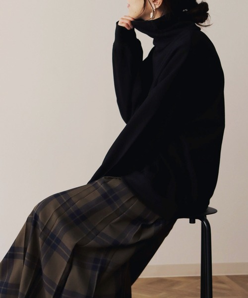 HER CLOSET(ハークローゼット)の「【shemoshelly】ビッグシルエットハイネックスウェットプルオーバー(スウェット・レディース・ブラック/ベージュ/グリーン/テラコッタ・M)」の2枚目の写真