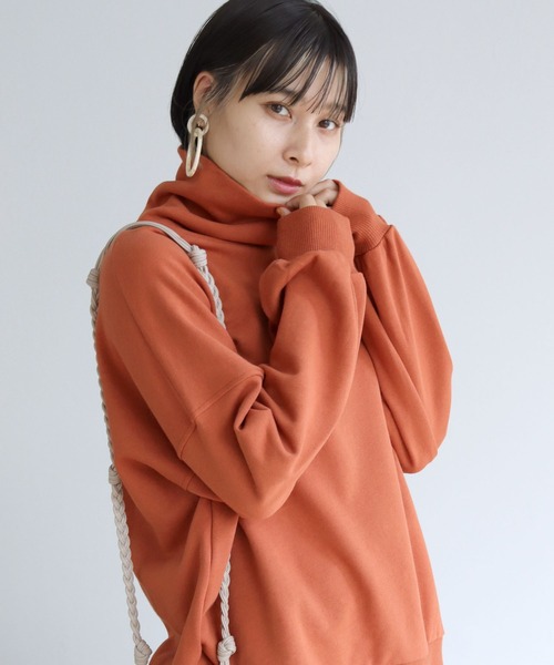 HER CLOSET(ハークローゼット)の「【shemoshelly】ビッグシルエットハイネックスウェットプルオーバー(スウェット・レディース・ブラック/ベージュ/グリーン/テラコッタ・M)」の6枚目の写真
