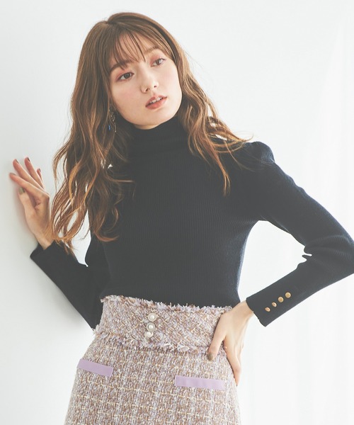 31 Sons de mode（トランテアン　ソン　ドゥ　モード）の「カフスゴールドボタンリブタートルネックニット（ニット/セーター・レディース・ライトグリーン/ピンク/ブラック/サックスブルー・36）」の2枚目の写真