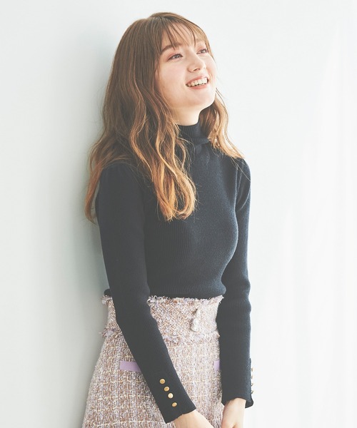 31 Sons de mode（トランテアン　ソン　ドゥ　モード）の「カフスゴールドボタンリブタートルネックニット（ニット/セーター・レディース・ライトグリーン/ピンク/ブラック/サックスブルー・36）」の5枚目の写真