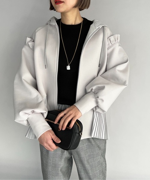 PICCIN(ピッチン)の「フリルスリーブプリーツフーディー(パーカー・レディース・ライトグレー/ブラック/オフホワイト・M)」の4枚目の写真