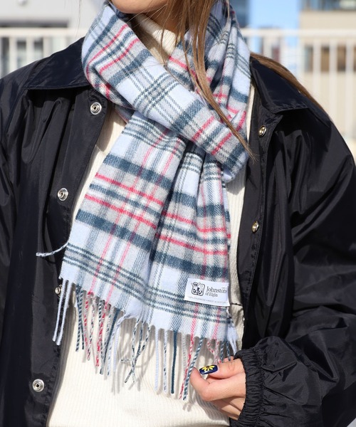 Johnstons of Elgin（ジョンストンズオブエルガン）の「JOHNSTONS/ジョンストンズ マフラー カシミヤ チェック 無地（マフラー・メンズ・マルチ/ブラック系その他/レッド系その他/シルバー系その他/ブラック系その他2/グレー系その他2/レッド系その他2/ピンク系その他/オレンジ系その他/グリーン系その他/ブルー系その他/グレー系その他/ブラック×ホワイト/ベージュ系その他/ネイビー系1/レッド系その他3/ブラック/ベージュ系その他2/ネイビー系/シルバー/チャコール/グレー/ダークネイビー・FREE）」の7枚目の写真