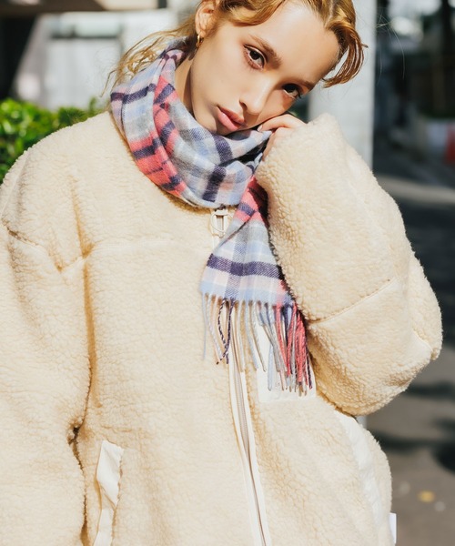 Johnstons of Elgin（ジョンストンズオブエルガン）の「JOHNSTONS/ジョンストンズ マフラー カシミヤ チェック 無地（マフラー・メンズ・マルチ/ブラック系その他/レッド系その他/シルバー系その他/ブラック系その他2/グレー系その他2/レッド系その他2/ピンク系その他/オレンジ系その他/グリーン系その他/ブルー系その他/グレー系その他/ブラック×ホワイト/ベージュ系その他/ネイビー系1/レッド系その他3/ブラック/ベージュ系その他2/ネイビー系/シルバー/チャコール/グレー/ダークネイビー・FREE）」の16枚目の写真