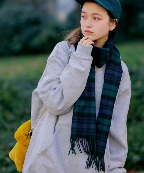 Johnstons of Elgin（ジョンストンズオブエルガン）の「JOHNSTONS/ジョンストンズ マフラー カシミヤ チェック 無地（マフラー・メンズ・マルチ/ブラック系その他/レッド系その他/シルバー系その他/ブラック系その他2/グレー系その他2/レッド系その他2/ピンク系その他/オレンジ系その他/グリーン系その他/ブルー系その他/グレー系その他/ブラック×ホワイト/ベージュ系その他/ネイビー系1/レッド系その他3/ブラック/ベージュ系その他2/ネイビー系/シルバー/チャコール/グレー/ダークネイビー・FREE）」の5枚目の写真