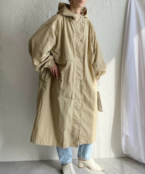 She's Closet(シーズクローゼット)の「ボリュームスリーブビッグシルエットナイロンロングマウンテンパーカー(モッズコート・レディース・ブラック/ベージュ/カーキ/アイボリー/ライトカーキ/マスタード/オフホワイト/グレイッシュベージュ・FREE)」の4枚目の写真